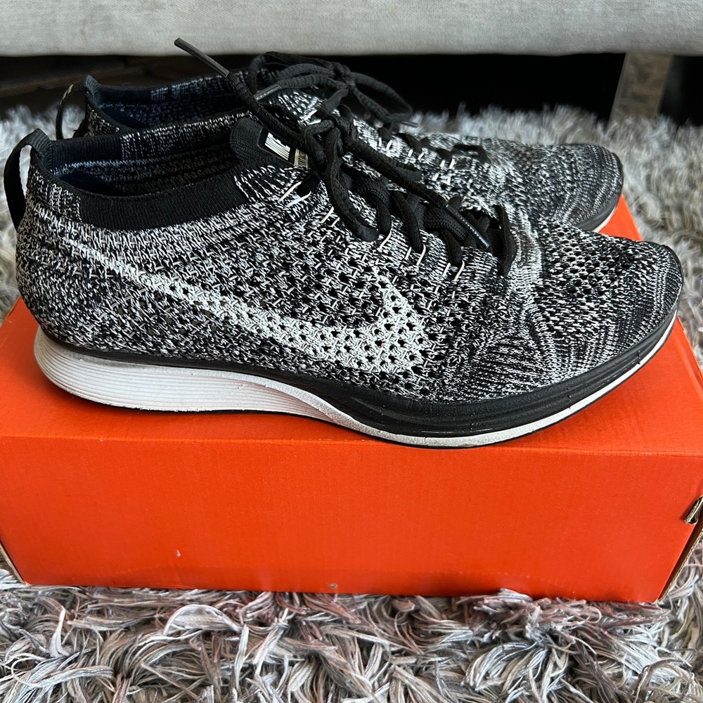 Nike Flyknit Racer Oreo 2.0 Sz 7.5 W Sz 6 M